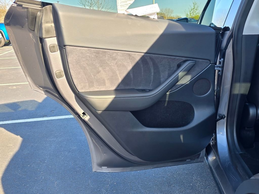 Used 2025 Tesla Model Y Long Range AWD/4WD image 23