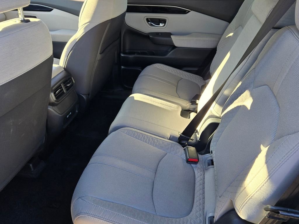 Used 2023 Honda Pilot LX image 10