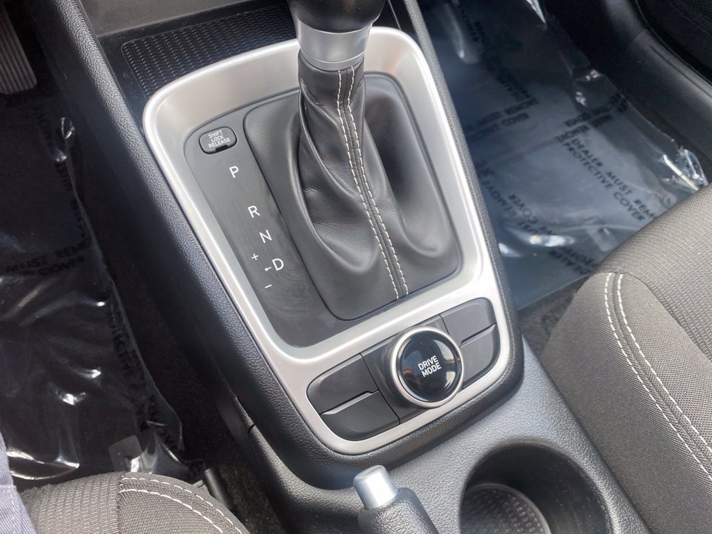 Used 2025 Hyundai Venue SEL FWD image 32