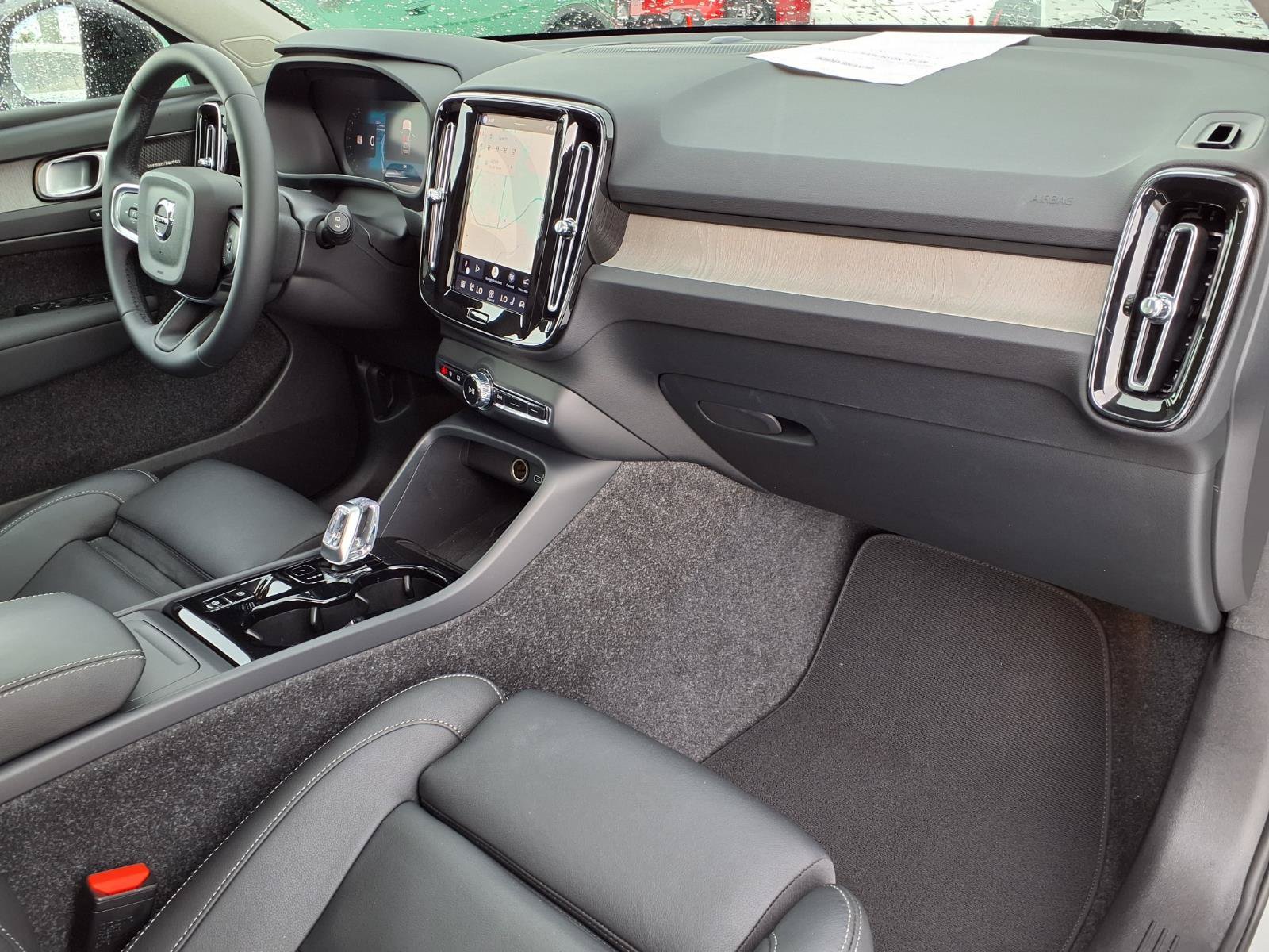 Certified 2025 Volvo XC40 B5 Ultra AWD/4WD image 10