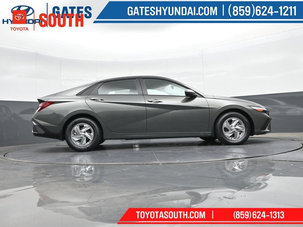 Used 2025 Hyundai Elantra SE FWD image 33