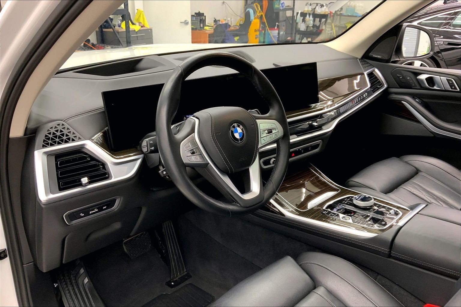 Used 2024 BMW X7 xDrive40i w/ Executive Package AWD/4WD image 3