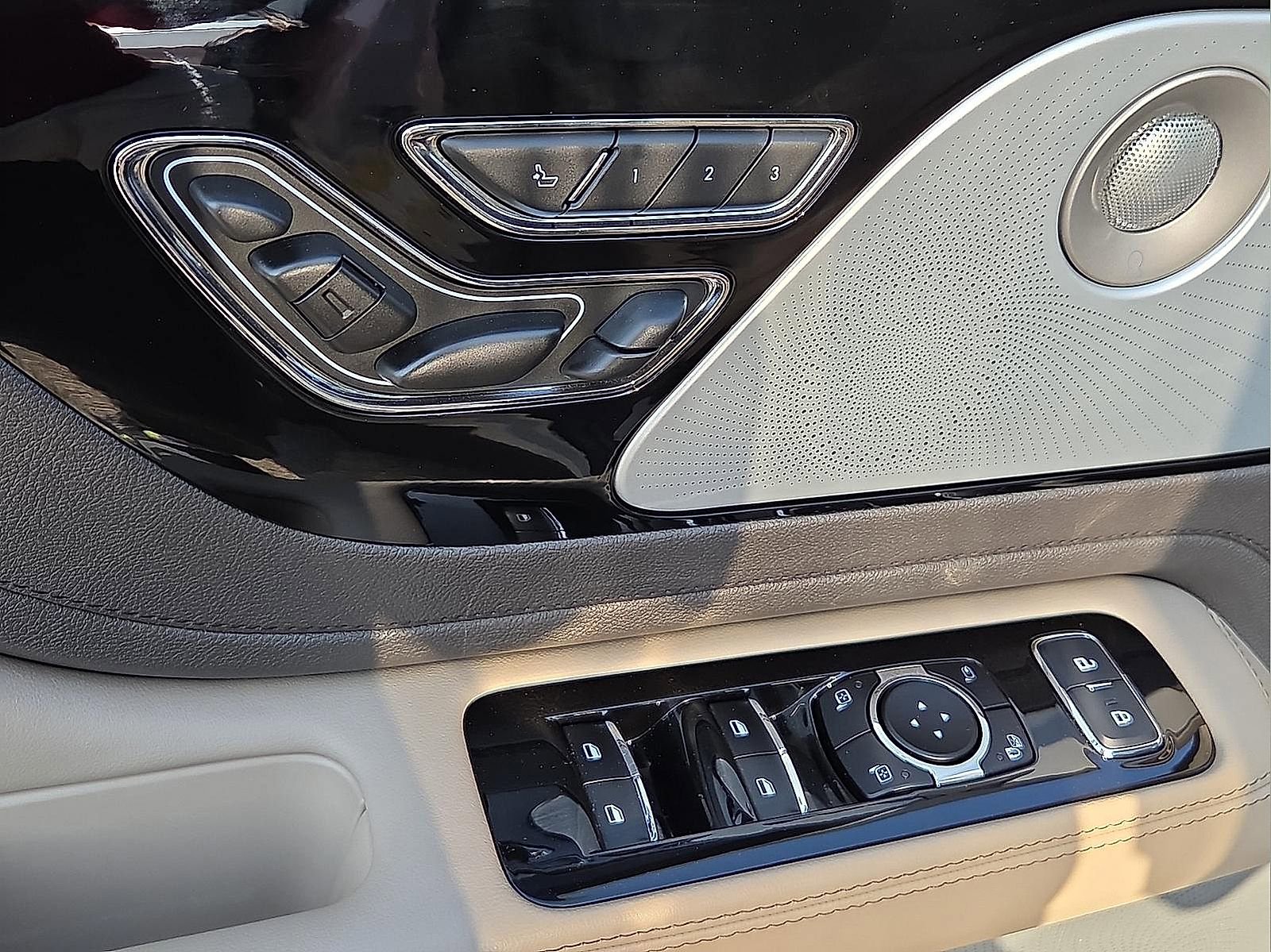 Used 2023 Lincoln Aviator Reserve w/ Equipment Group 201A AWD/4WD image 14