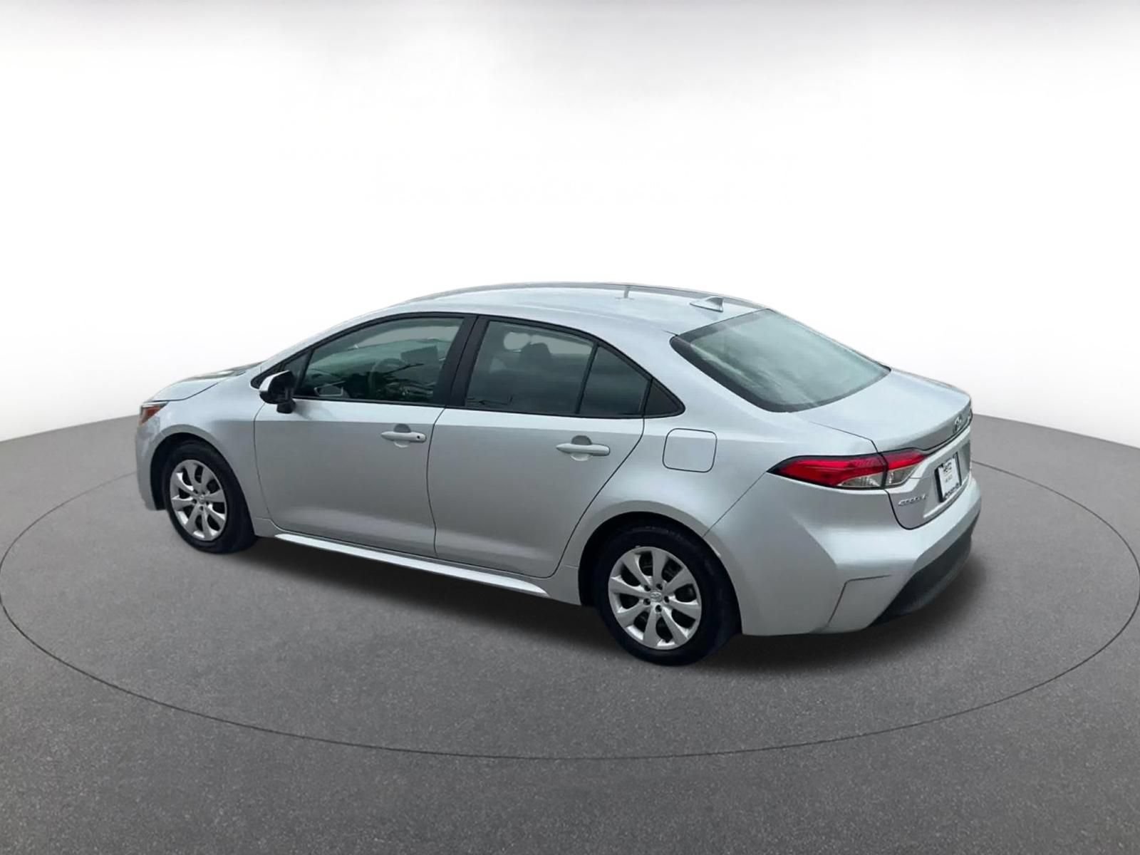 Used 2025 Toyota Corolla LE FWD image 9