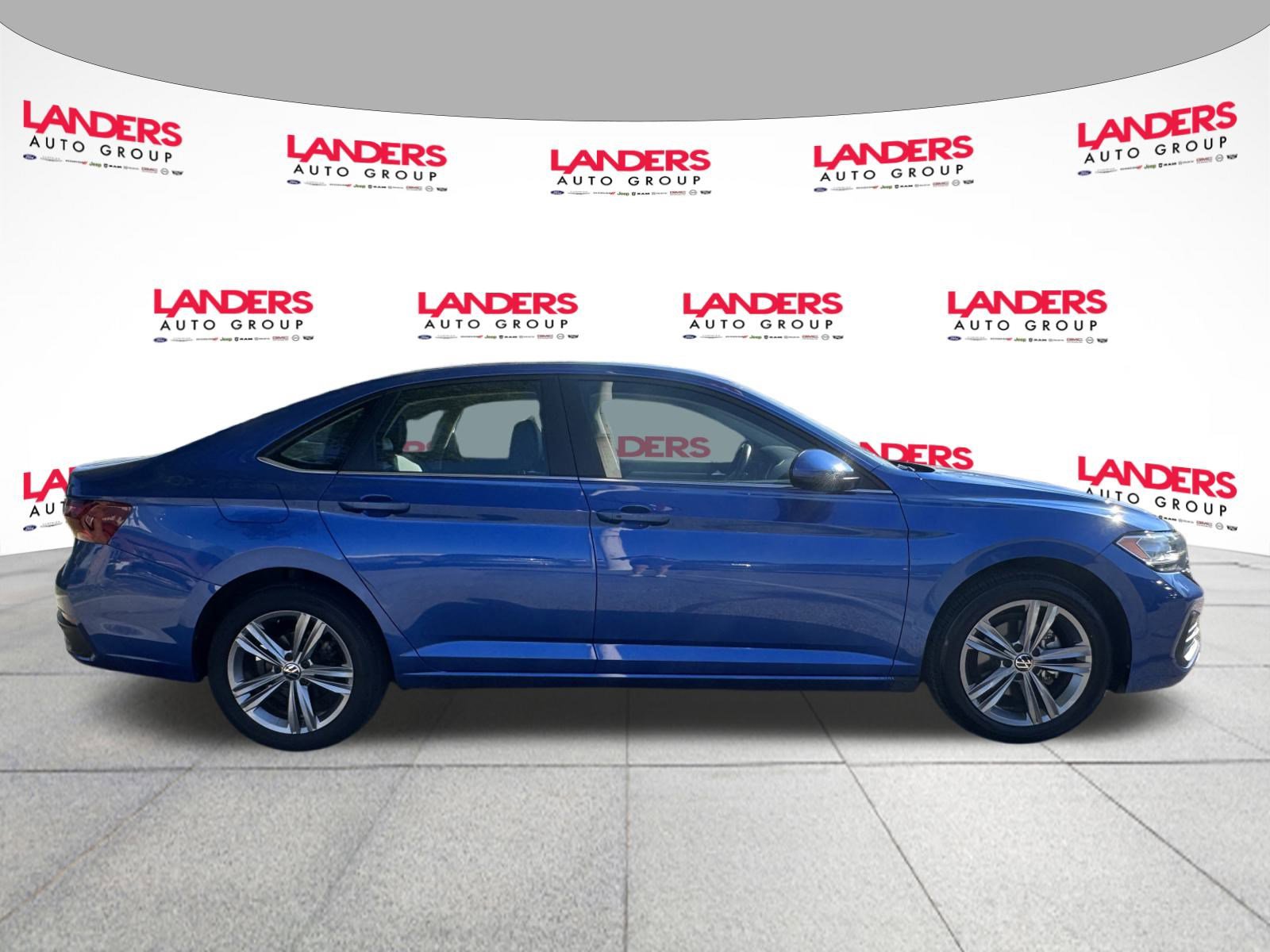 Used 2024 Volkswagen Jetta SE image 2