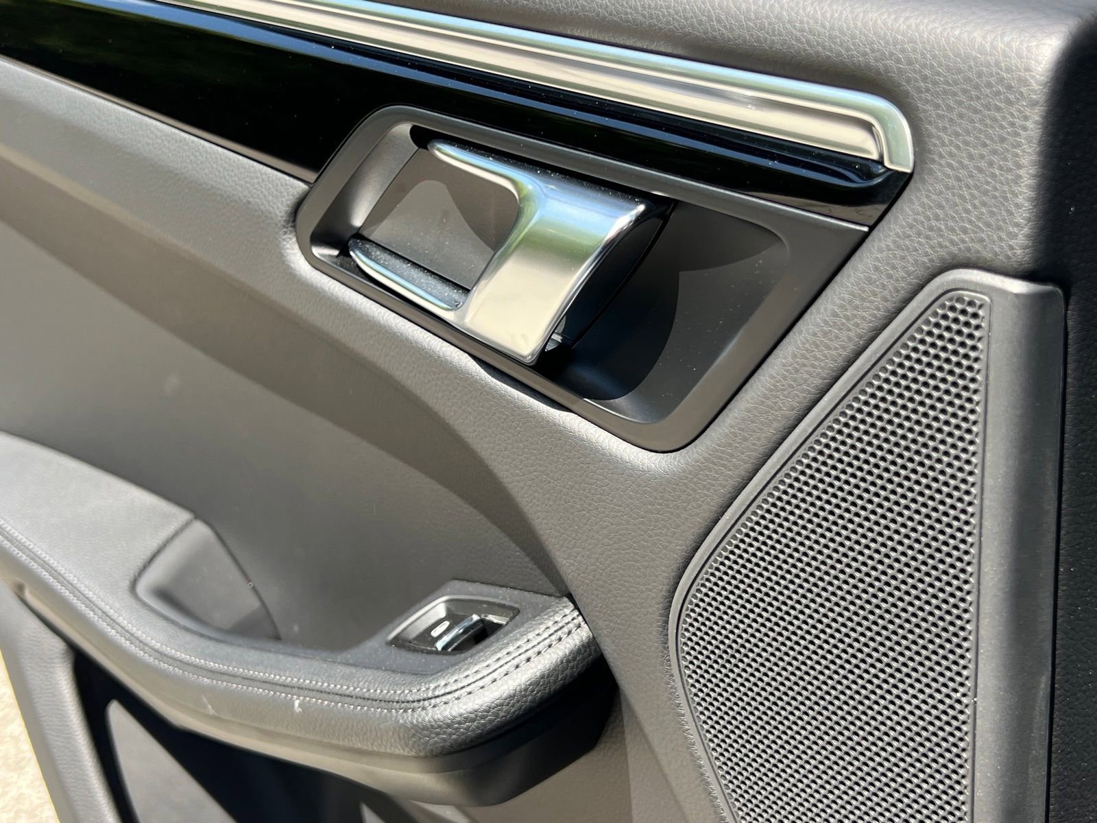 Certified 2025 Porsche Macan AWD/4WD image 38