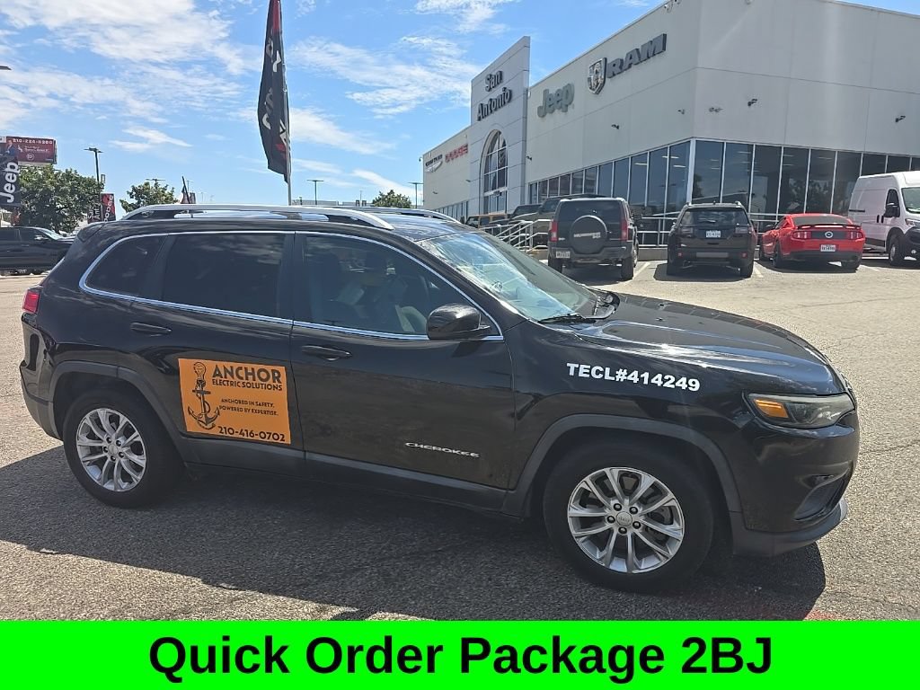 Used 2019 Jeep Cherokee Latitude w/ Popular Appearance Group FWD image 2