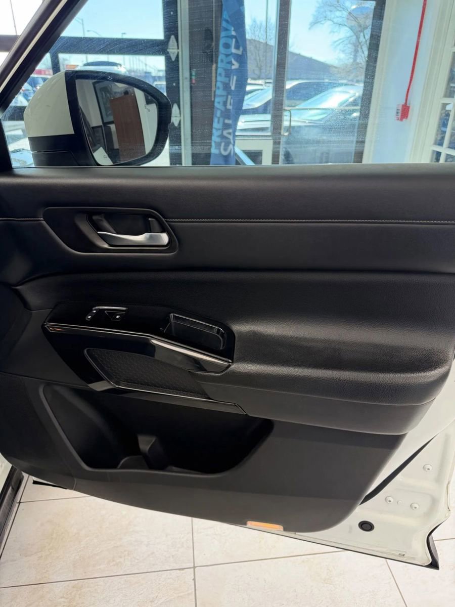 Used 2022 Nissan Pathfinder SV w/ SV Black Package image 23