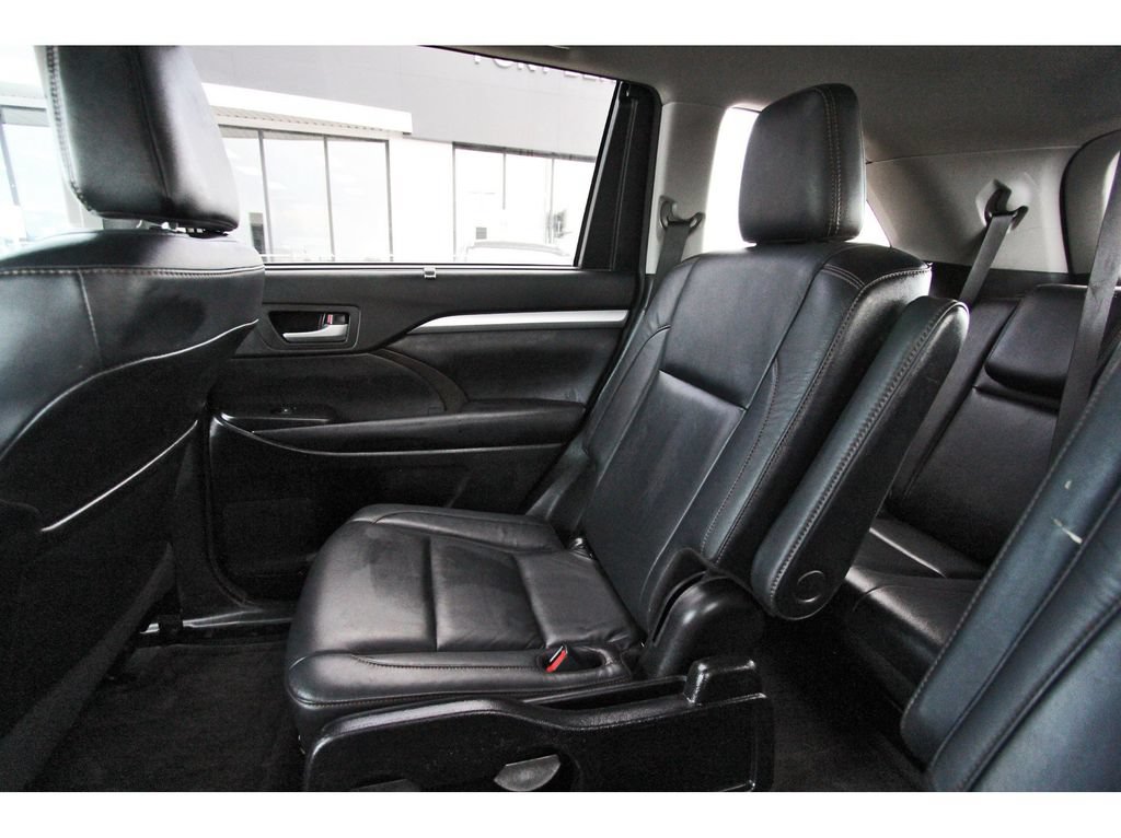 Used 2017 Toyota Highlander XLE FWD image 12