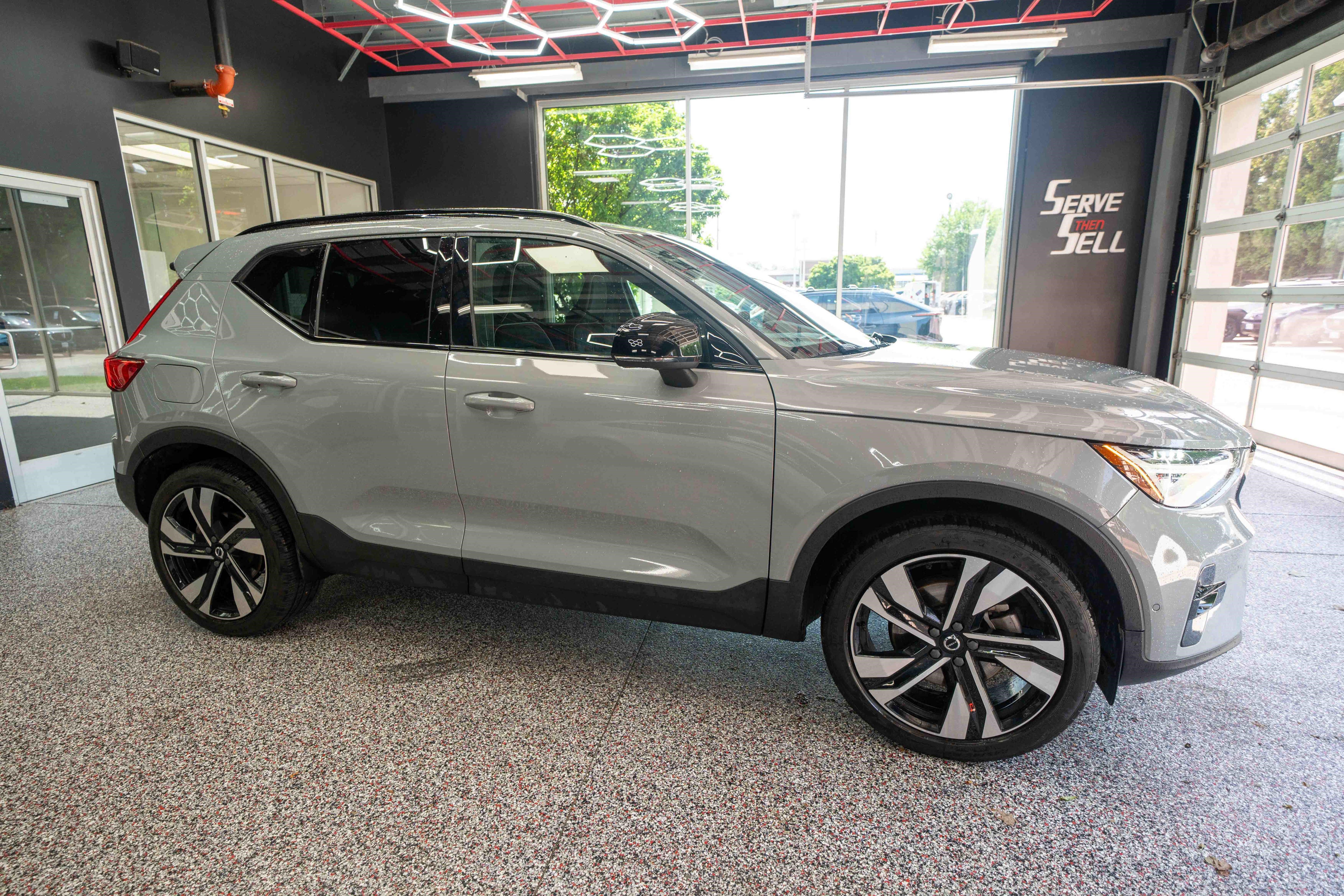 Used 2024 Volvo XC40 B5 Plus w/ Protection Package Premier AWD/4WD image 5