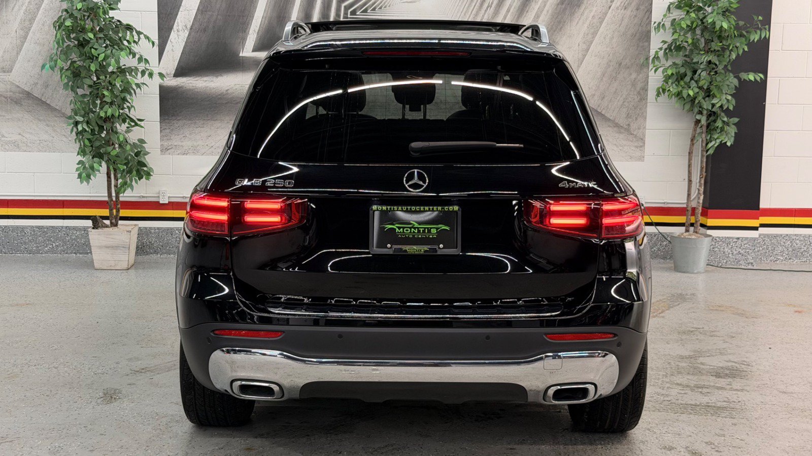 Used 2024 Mercedes-Benz GLB 250 4MATIC w/ Driver Assistance Package image 8