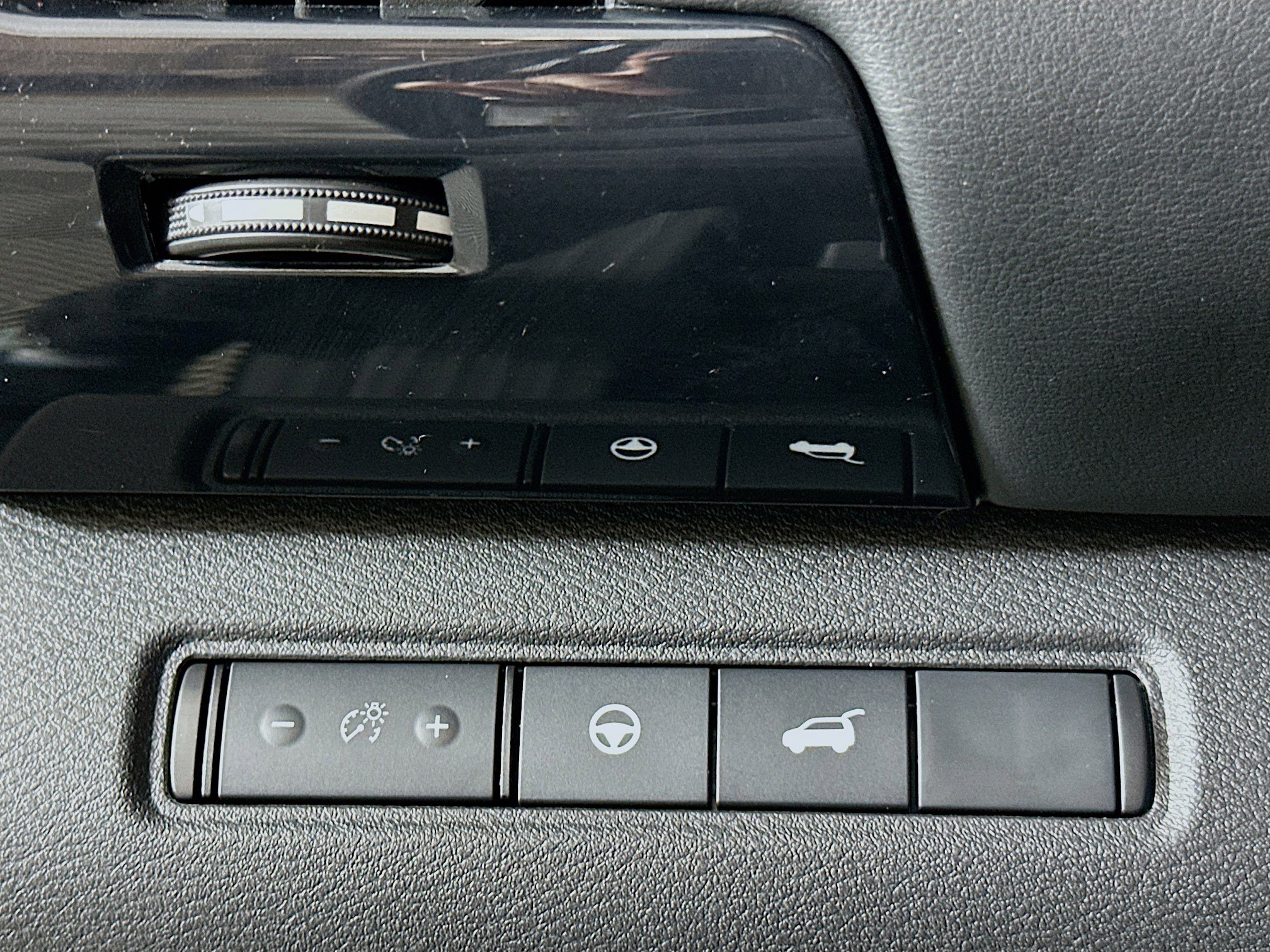 Used 2025 Nissan Pathfinder SV image 17