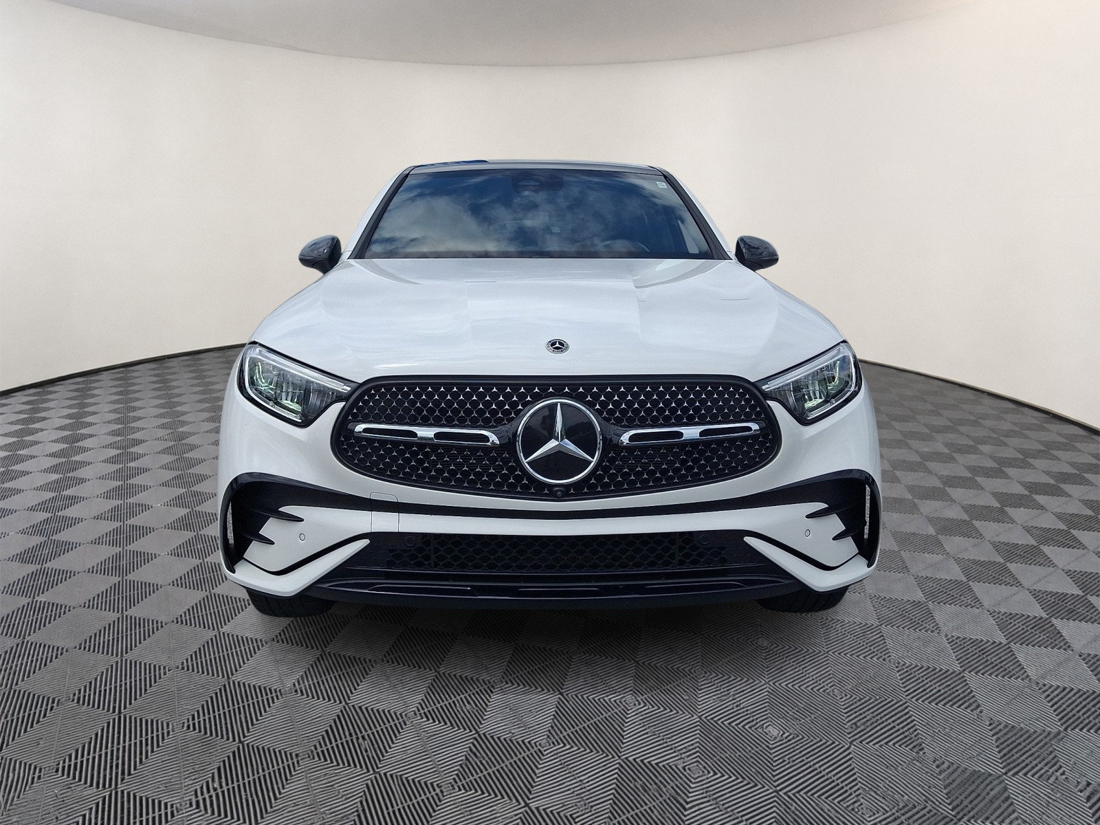 Used 2024 Mercedes-Benz GLC 300 4MATIC image 2