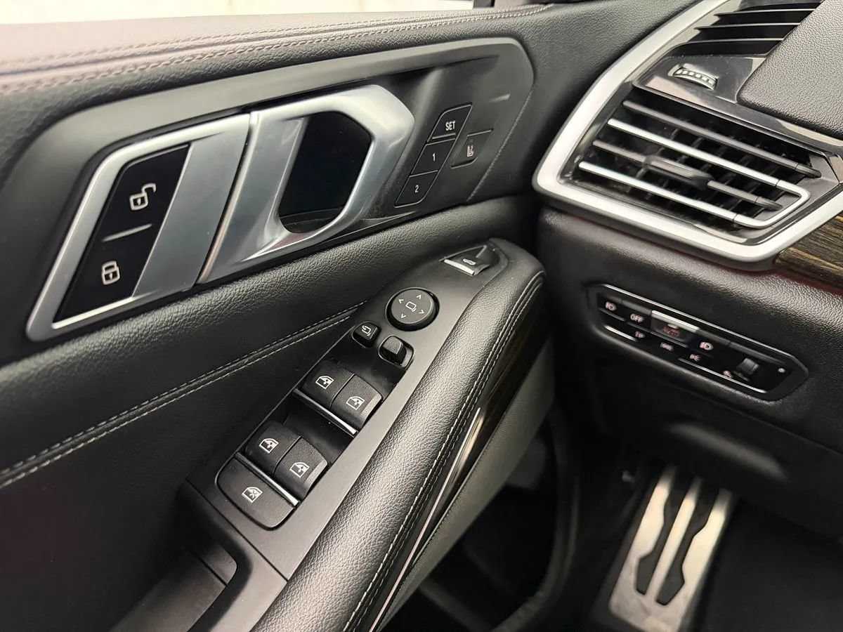 Used 2020 BMW X5 M50i AWD/4WD image 16