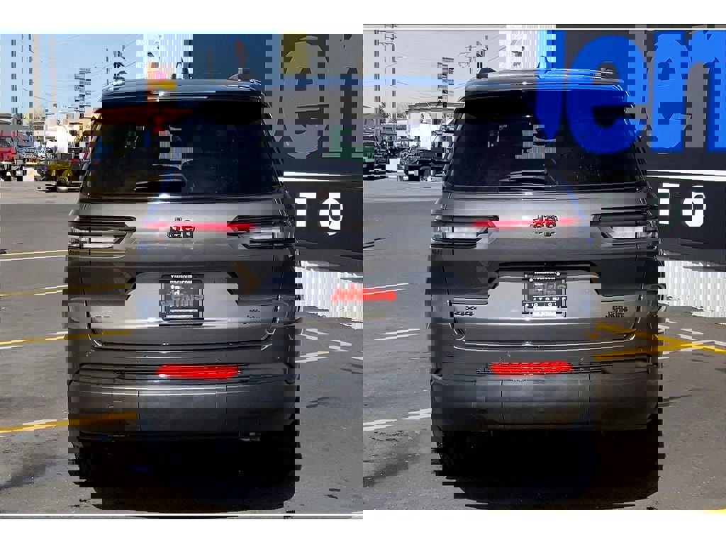 Used 2024 Jeep Grand Cherokee L Laredo image 4