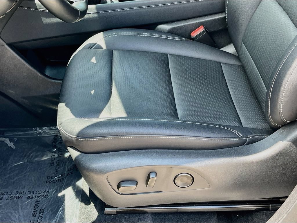 Used 2025 Chevrolet Traverse LT FWD image 13