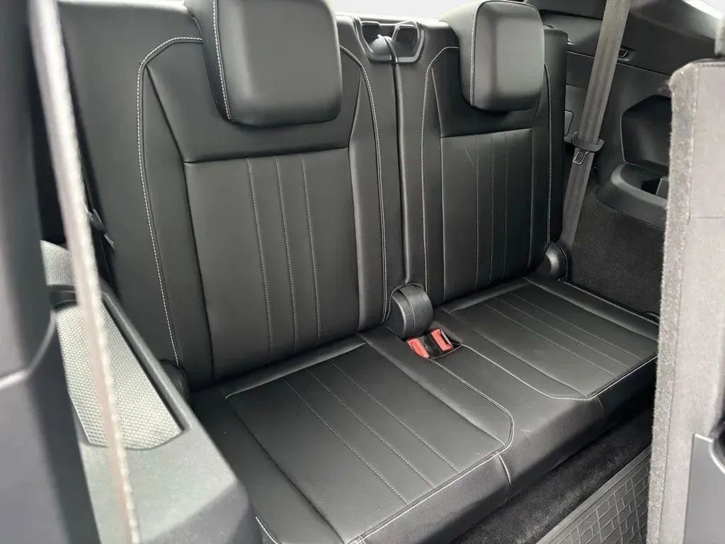 Used 2024 Volkswagen Tiguan SE R-Line image 32