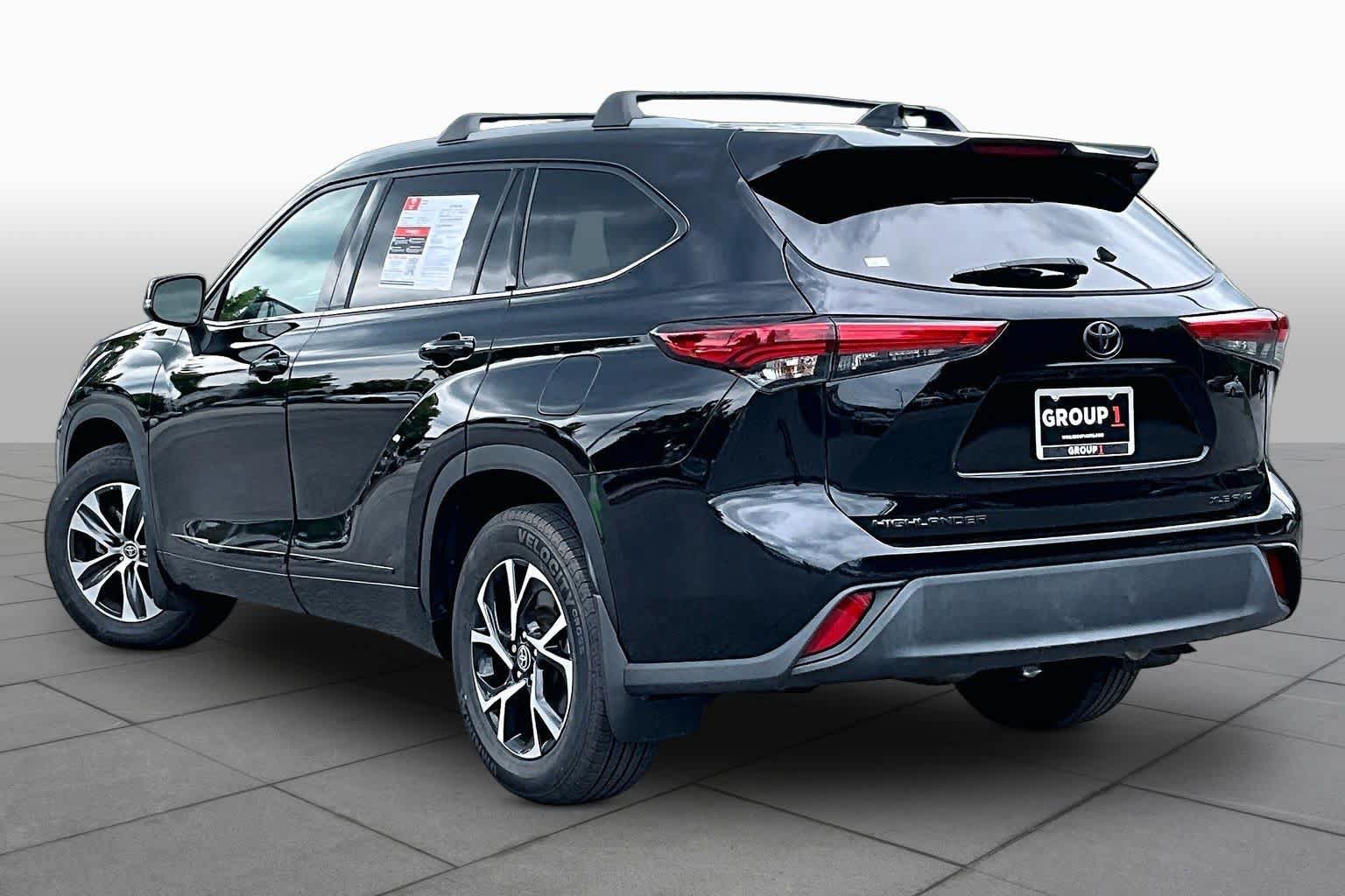 Used 2022 Toyota Highlander XLE AWD/4WD image 11