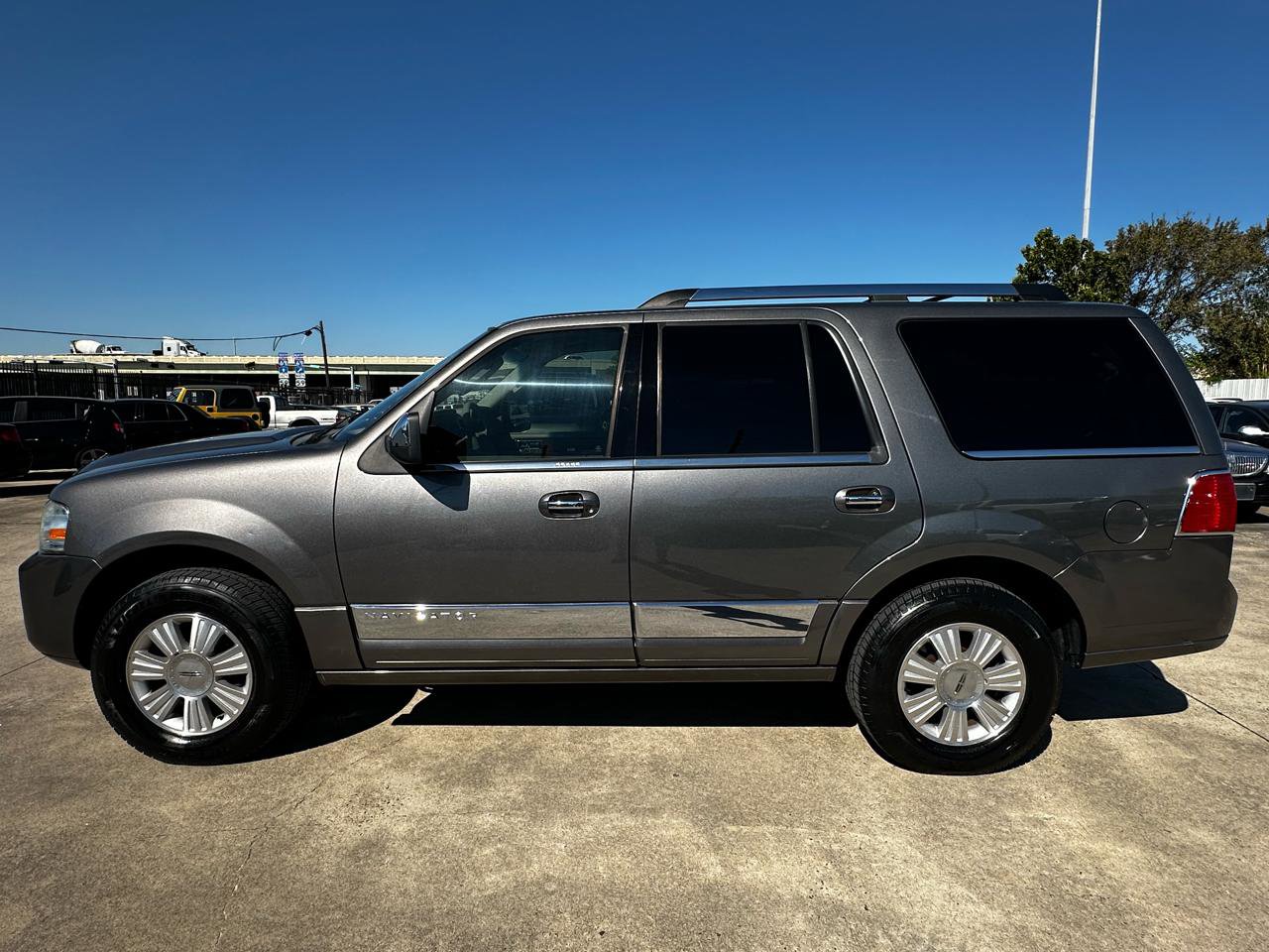 Used 2012 Lincoln Navigator 2WD image 3