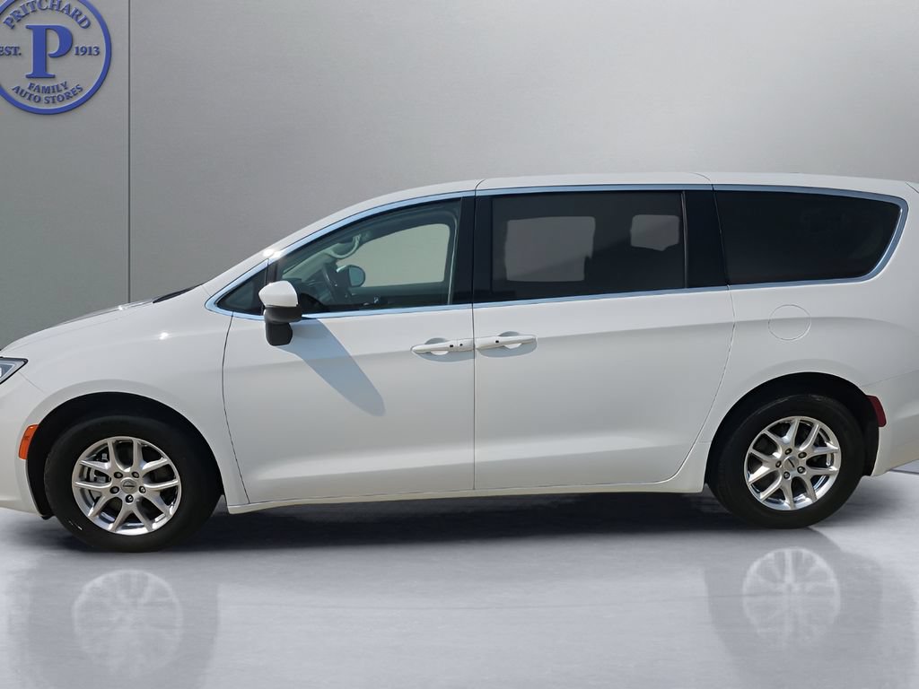 Used 2023 Chrysler Pacifica Touring-L FWD image 4