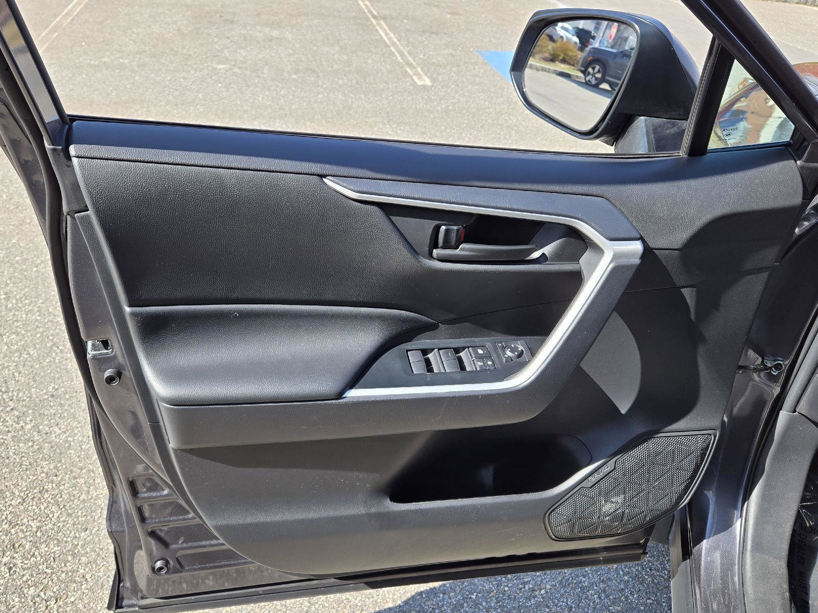 Used 2025 Toyota RAV4 LE AWD/4WD image 7