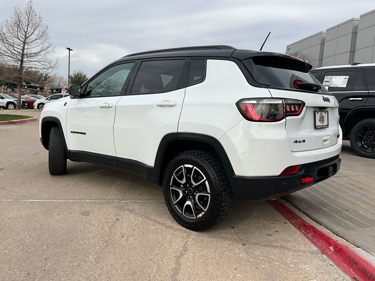 Used 2025 Jeep Compass Trailhawk w/ Trailer Tow Group AWD/4WD image 8