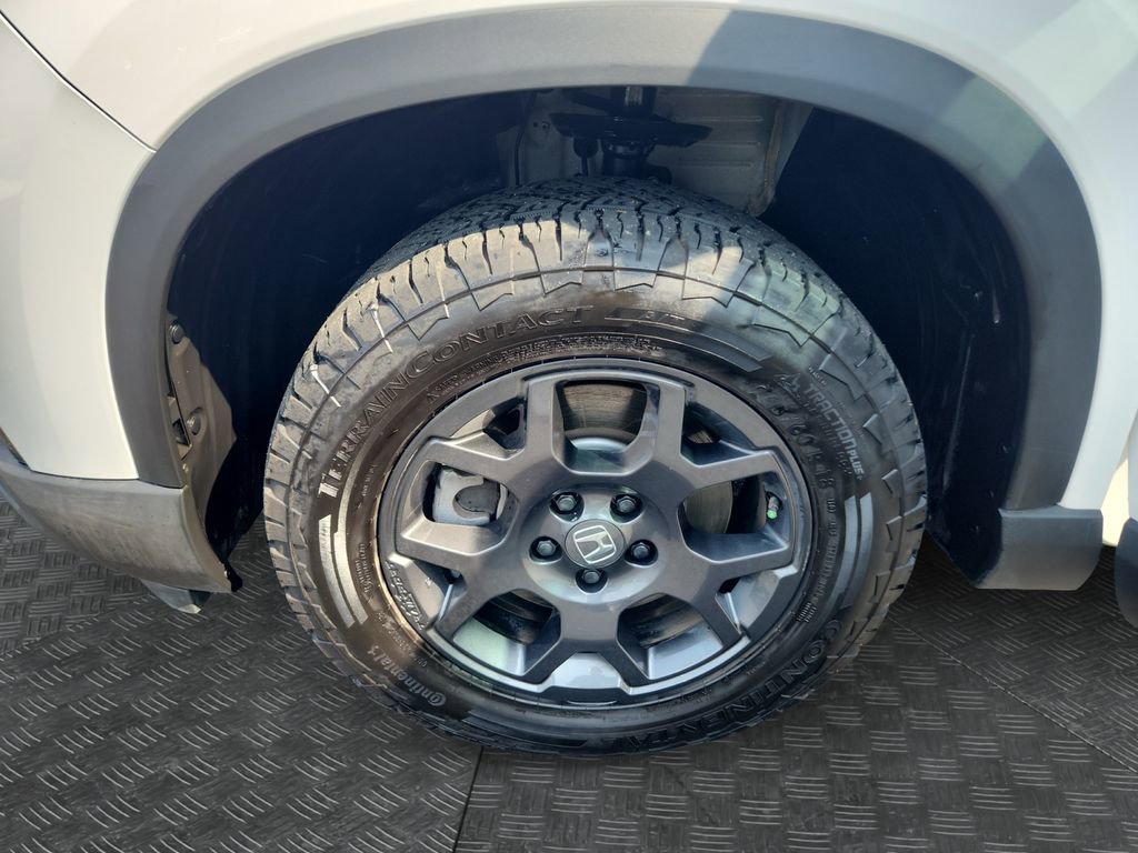 Used 2025 Honda Pilot TrailSport image 14
