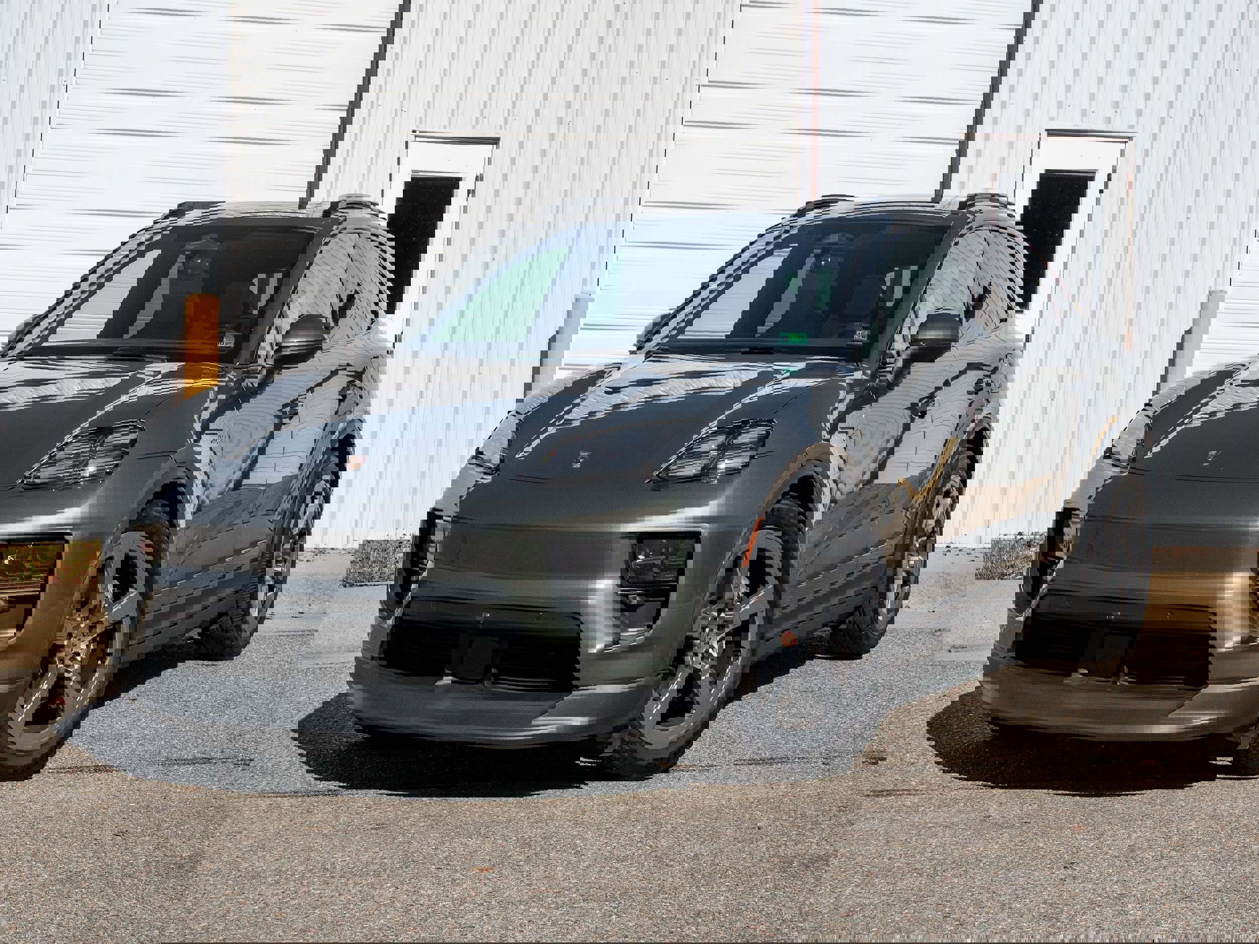 Certified 2025 Porsche Macan Electric image 1