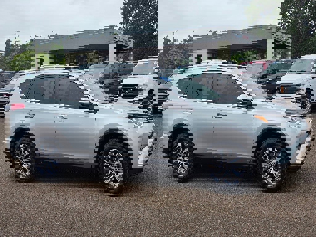 Used 2016 Toyota RAV4 XLE image 2