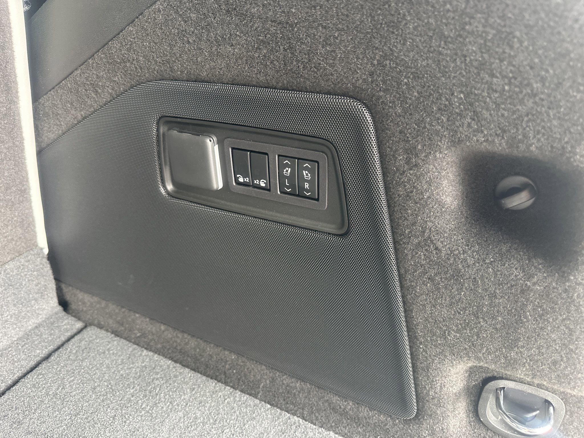 Used 2026 Cadillac Escalade Platinum Sport w/ LPO, ONYX Package AWD/4WD image 37