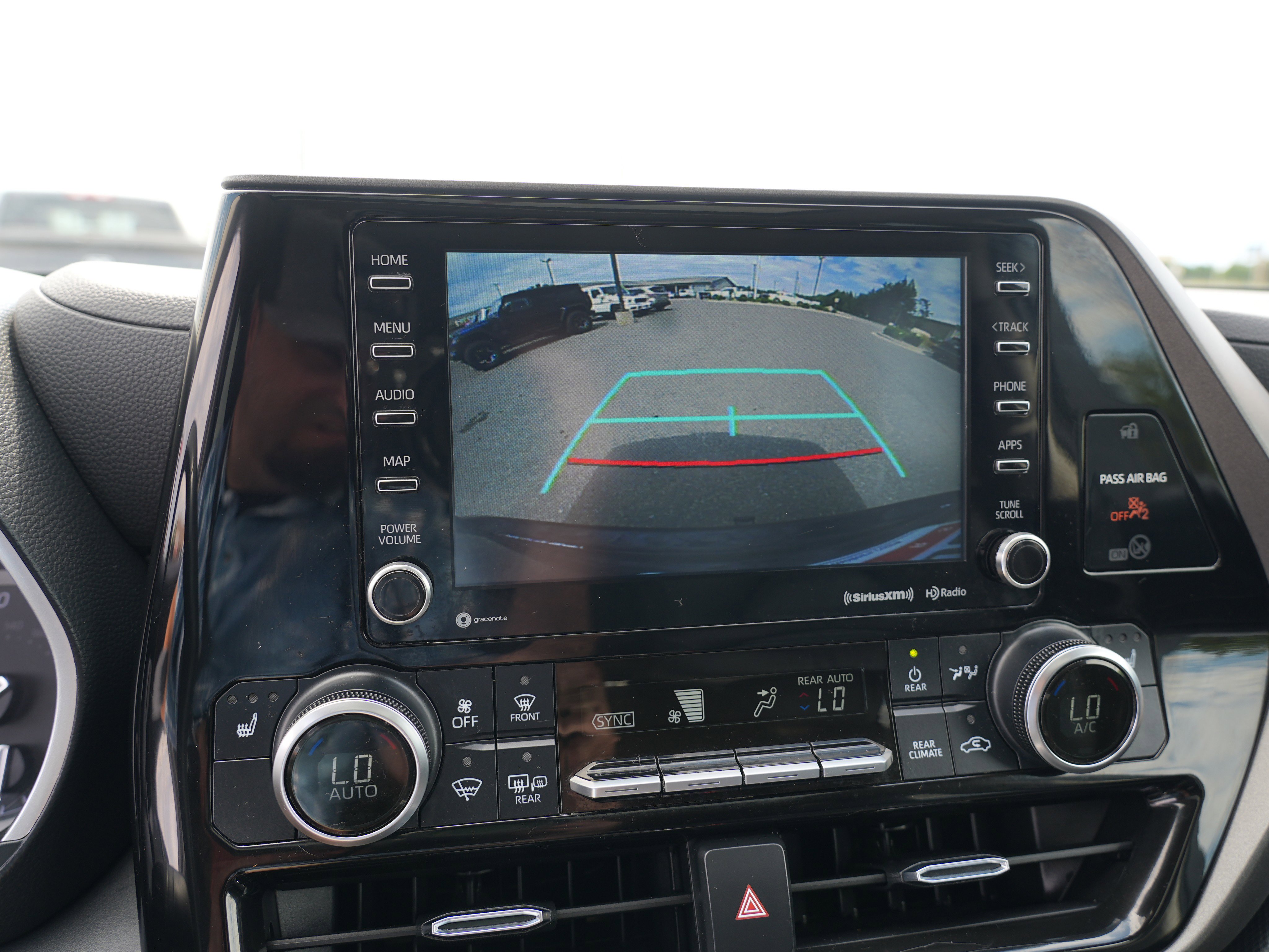 Used 2022 Toyota Highlander XLE AWD/4WD image 29