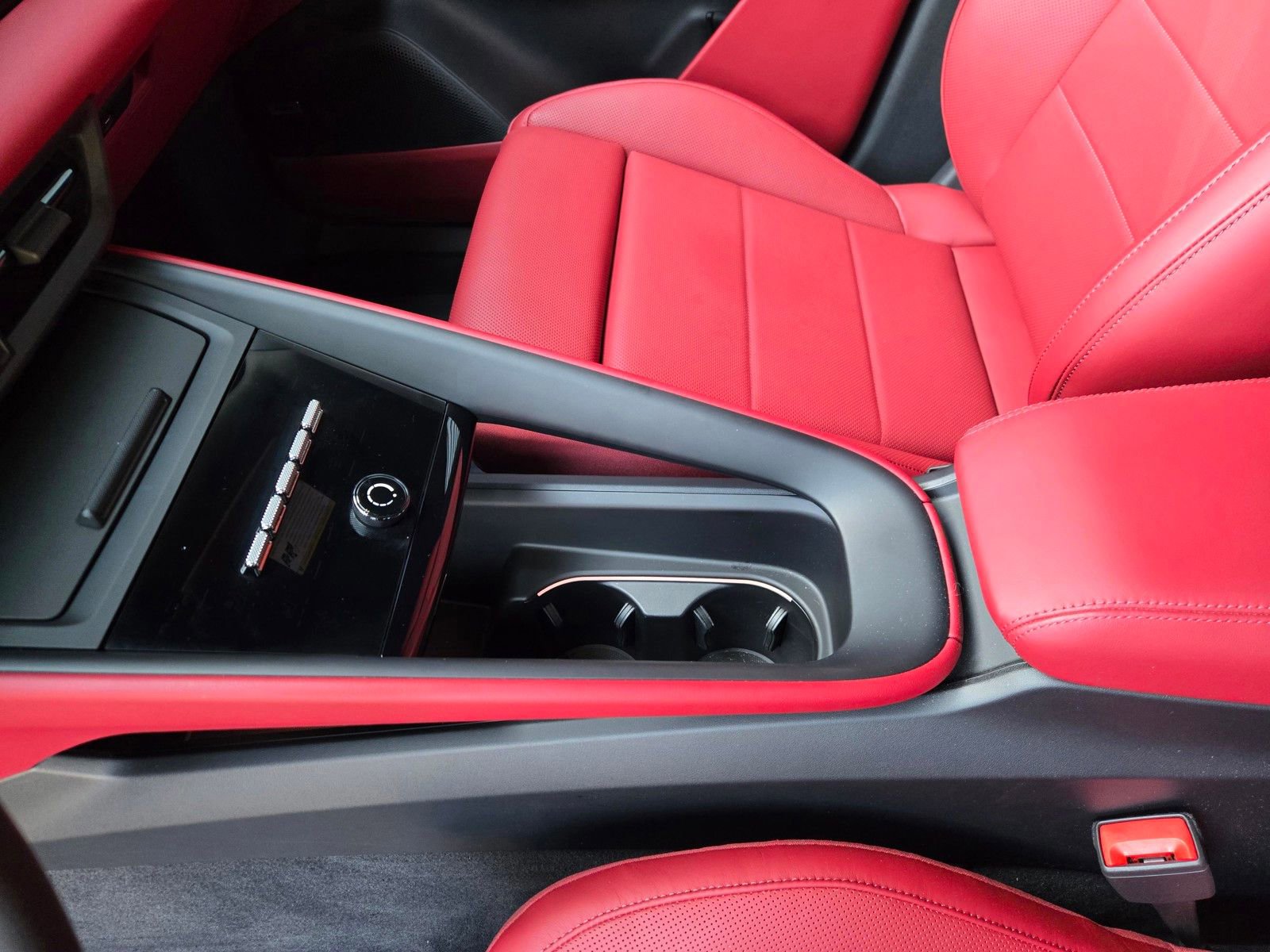 Certified 2025 Porsche Macan 4 Electric AWD/4WD image 23