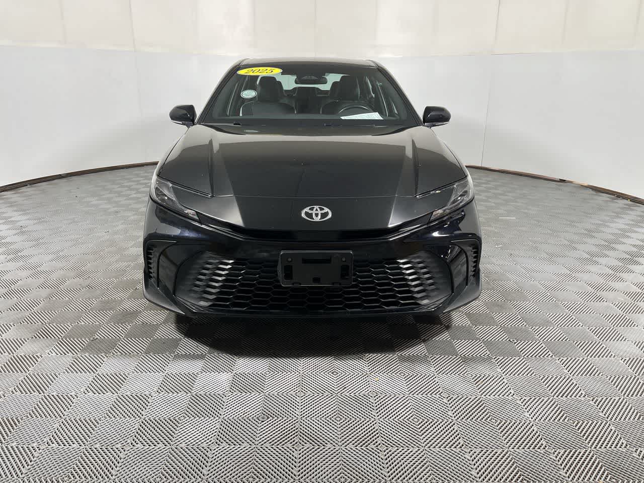 Used 2025 Toyota Camry SE FWD image 3