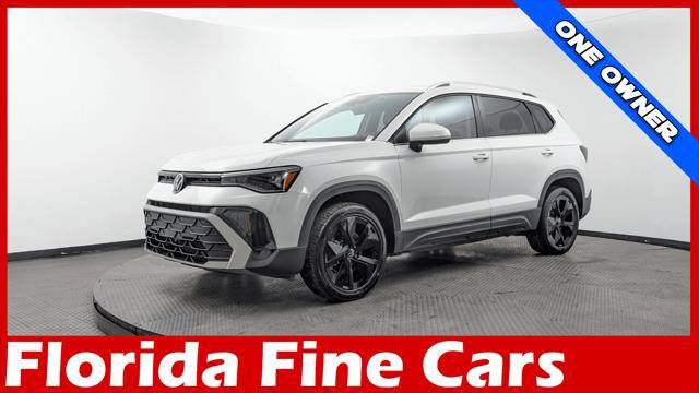 Used 2025 Volkswagen Taos SE w/ Panoramic Sunroof Package FWD image 1