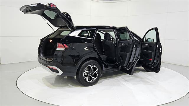 Used 2025 Kia Sportage LX FWD image 13