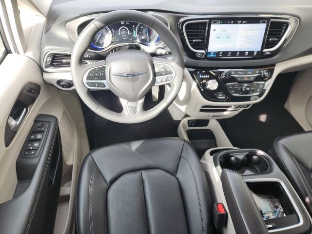 Used 2024 Chrysler Pacifica Touring-L FWD image 9