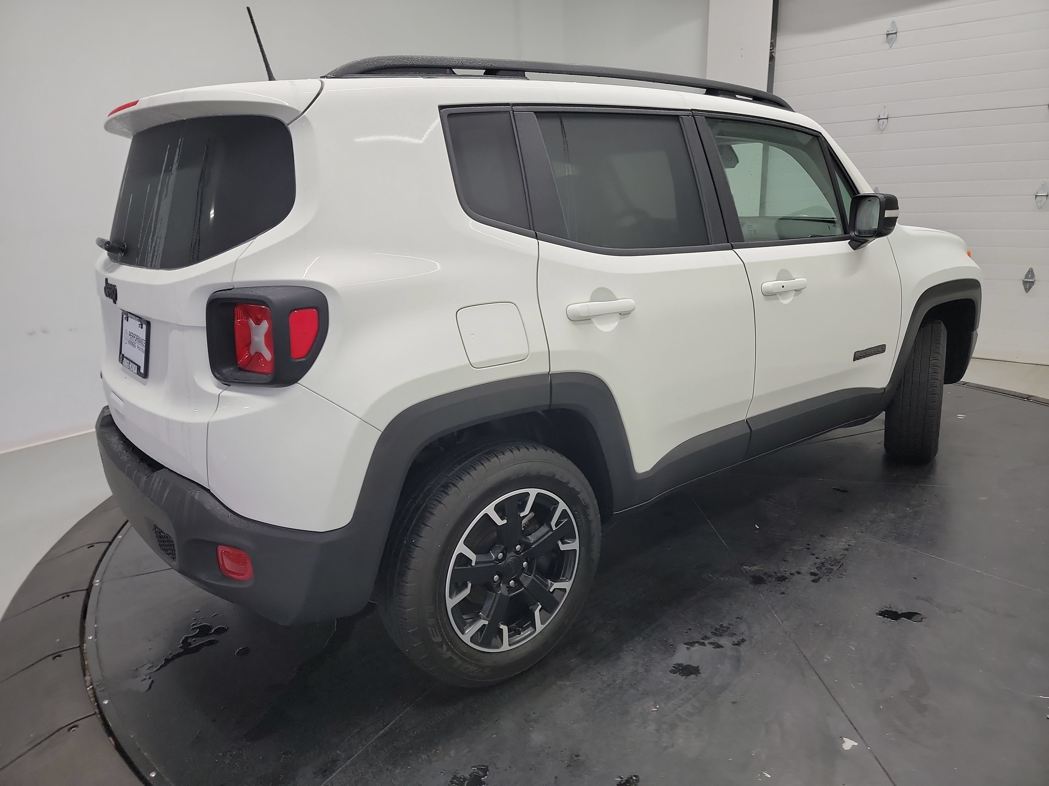 Used 2023 Jeep Renegade Latitude w/ Sun/Sound Group AWD/4WD image 9