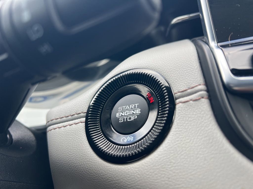 Used 2025 Jeep Compass Limited image 23