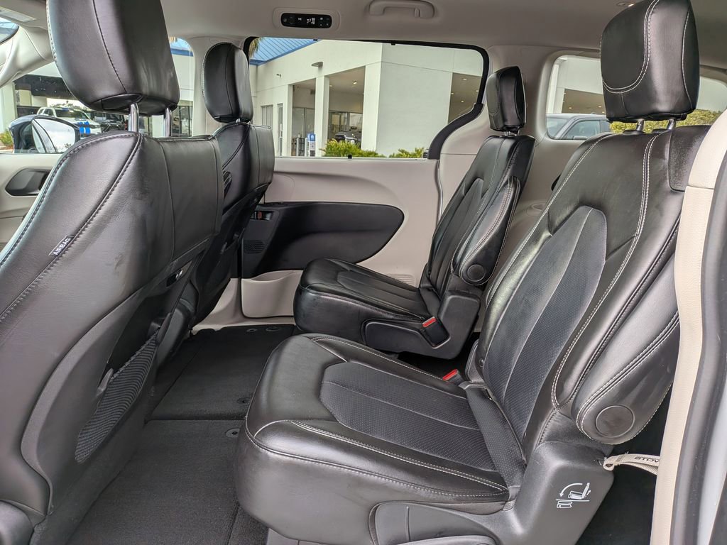 Used 2024 Chrysler Pacifica Touring-L image 15
