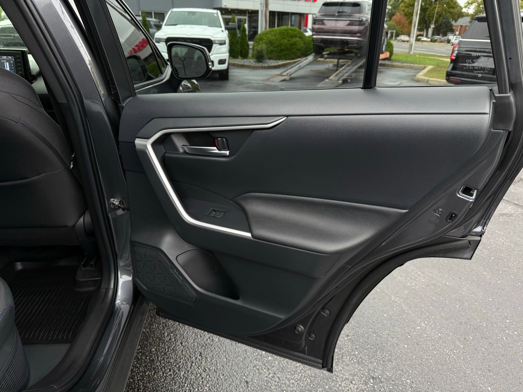 Used 2022 Toyota RAV4 SE image 21