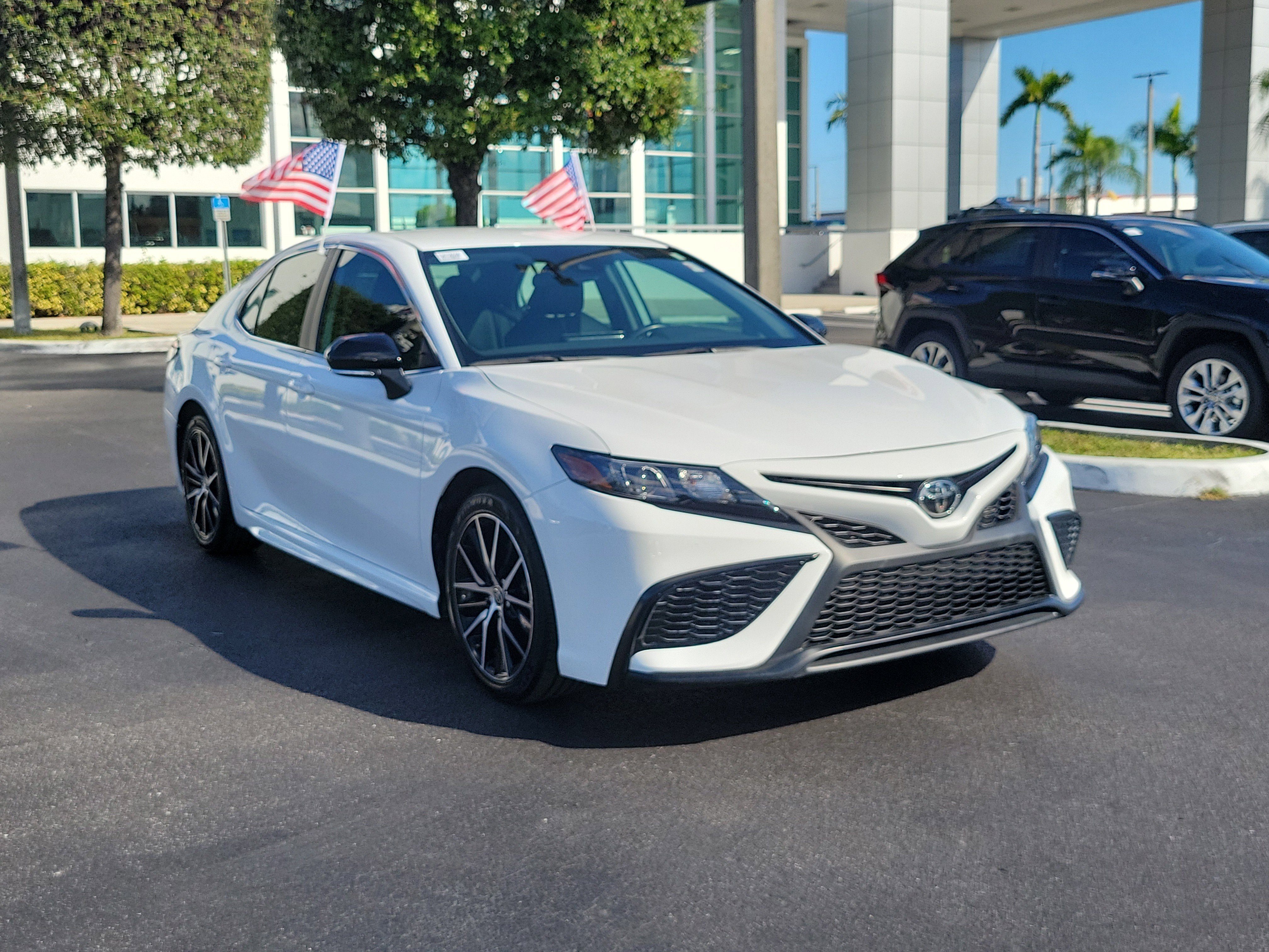 Used 2024 Toyota Camry SE image 4