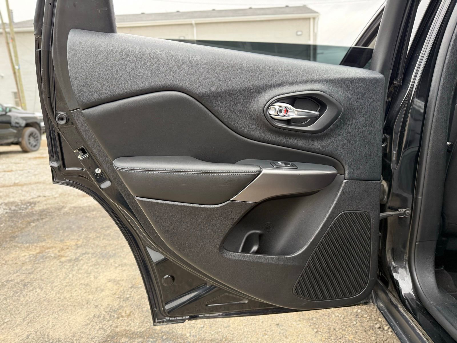 Used 2019 Jeep Cherokee Latitude w/ Popular Appearance Group image 23