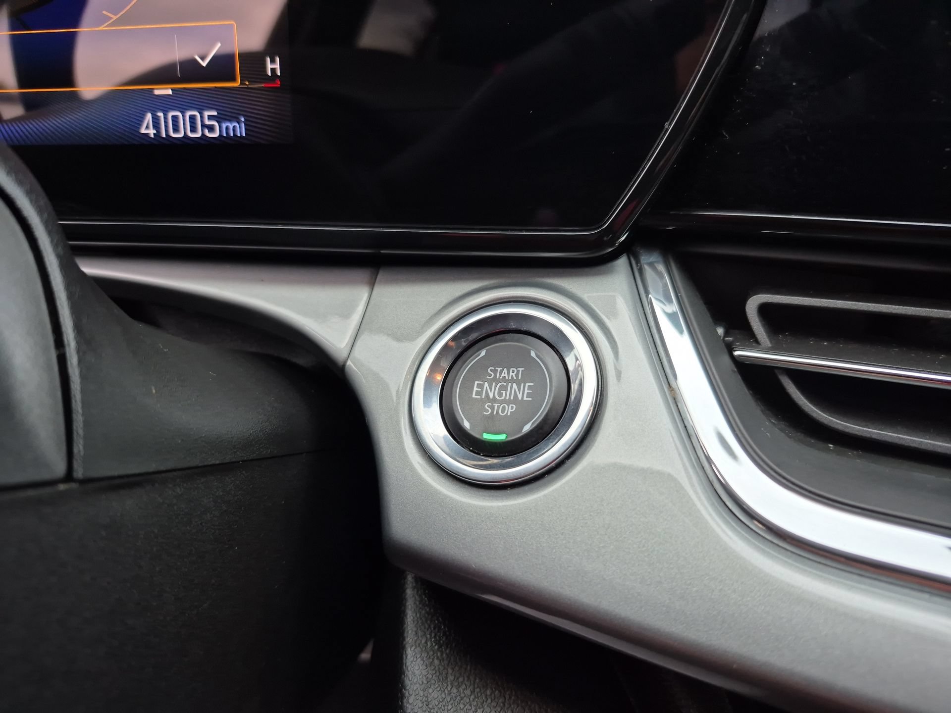 Used 2025 Chevrolet Trax LT FWD image 17