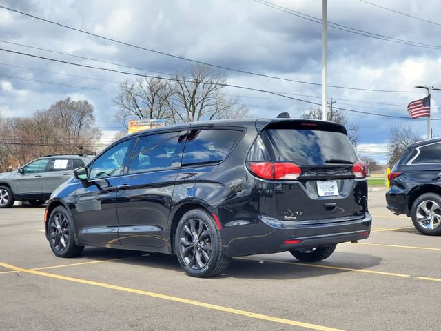 Used 2019 Chrysler Pacifica Touring Plus w/ S Appearance Package FWD image 3