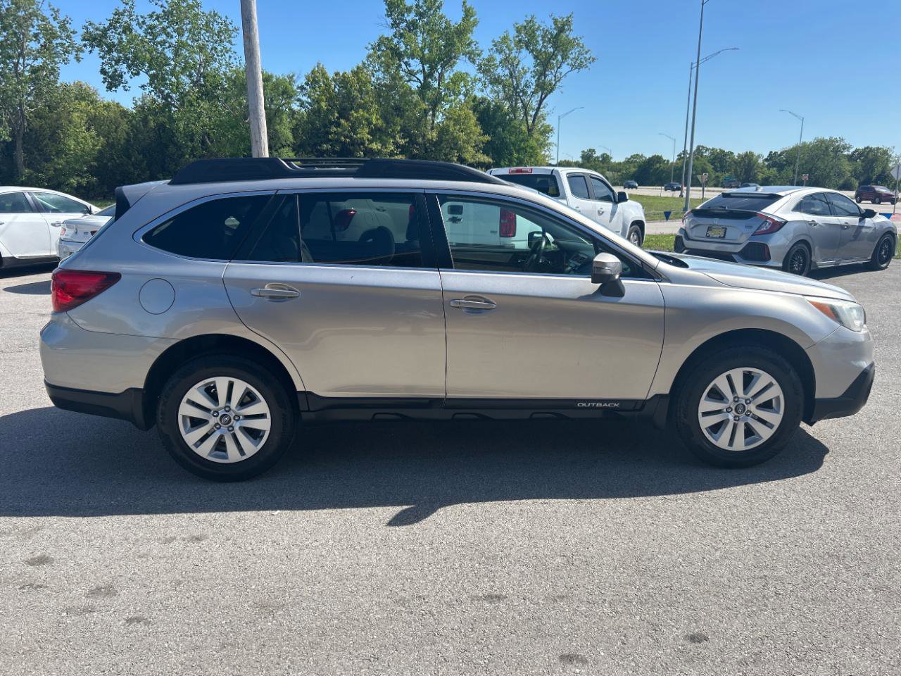 Used 2017 Subaru Outback 2.5i Premium AWD/4WD image 4