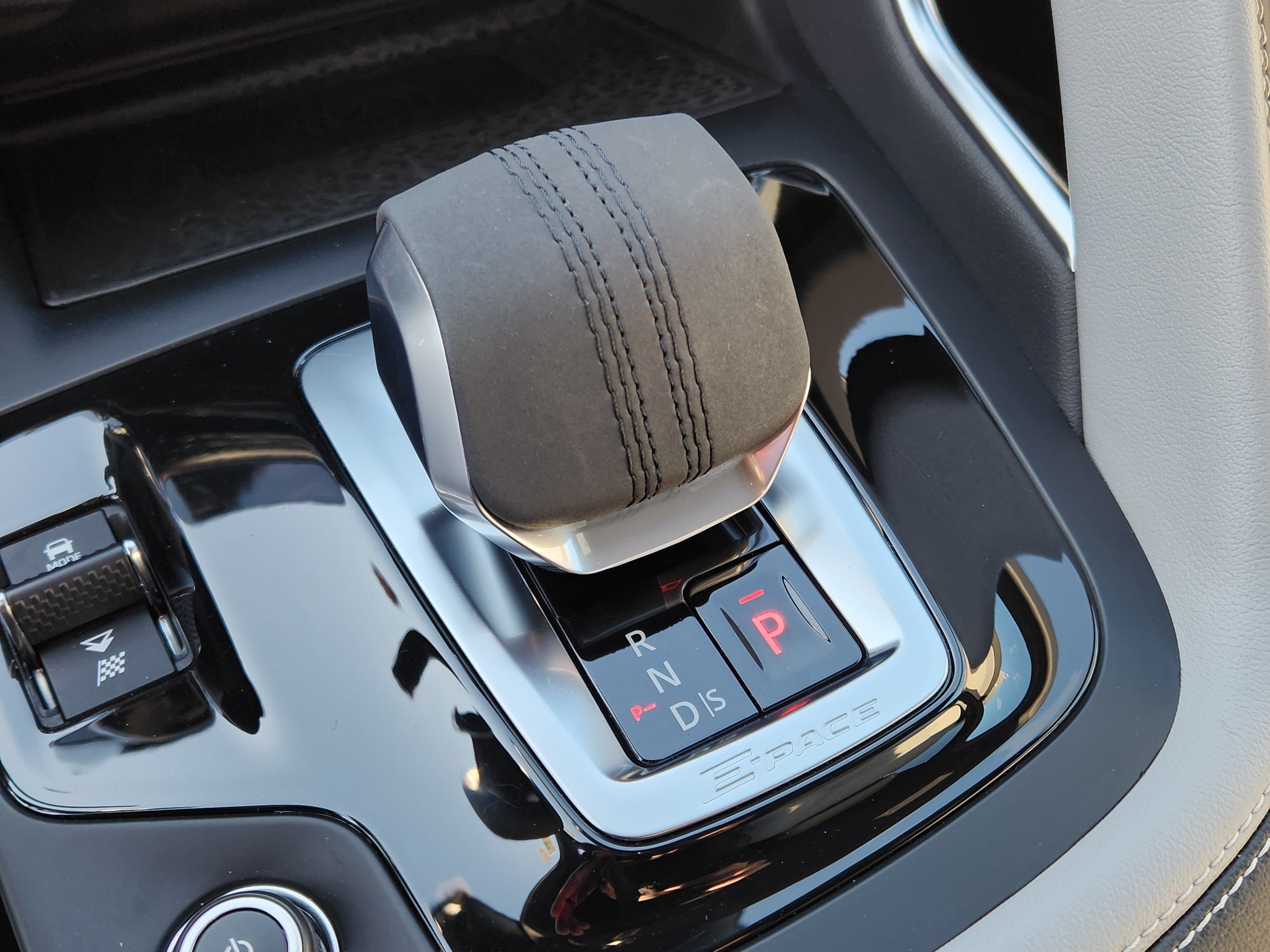Certified 2024 Jaguar E-PACE R-Dynamic SE AWD/4WD image 23