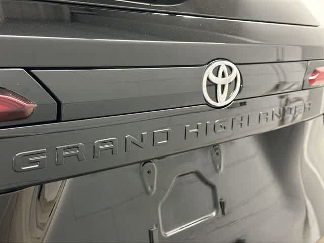 Used 2025 Toyota Grand Highlander AWD image 28