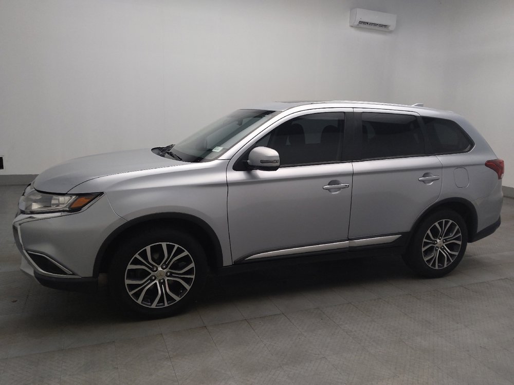 Used 2017 Mitsubishi Outlander SE image 2