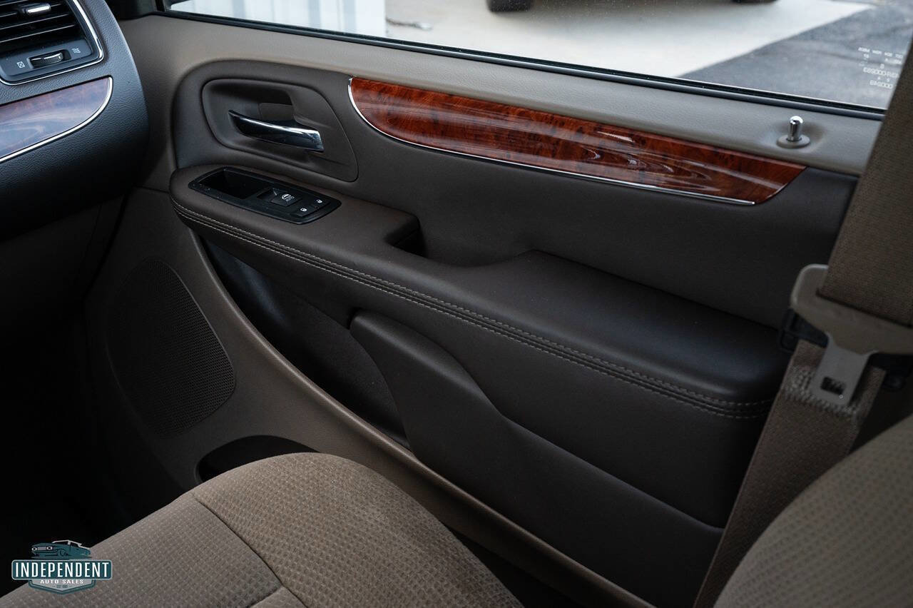 Used 2014 Chrysler Town & Country Touring image 11