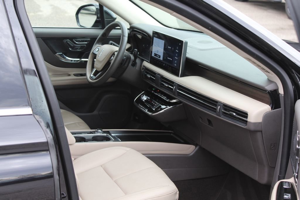 Used 2023 Lincoln Corsair Reserve w/ Equipment Group 201A image 17